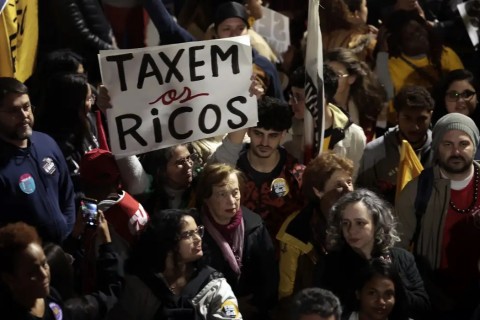 Ato na Avenida Paulista pede taxação de super-ricos e condena tarifaço