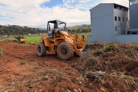 Prefeitura de Ubá inicia obras de pavimentação na via que liga os bairros Pires da Luz e Antonina Coelho (Cohab)