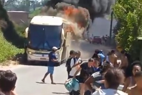 Ônibus da viação Unida pega fogo em Rio Pomba
