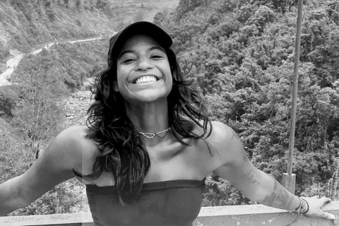 Morre brasileira que caiu em trilha de vulcão na Indonésia