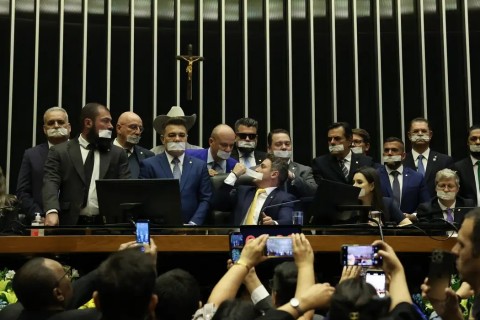 Câmara: base do governo chama ocupação do plenário de "chantagem"