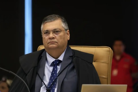 Dino proíbe novas leis que garantam "penduricalhos" acima do teto