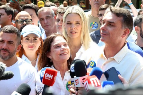 Flávio Bolsonaro diz que vai manter Bolsa Família e Farmácia Popular