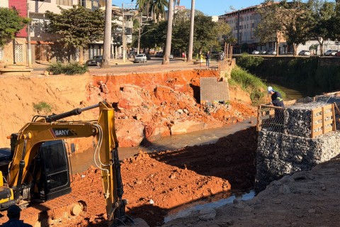 Prefeitura realiza vistoria técnica em trecho da Avenida Beira-Rio após desmoronamento