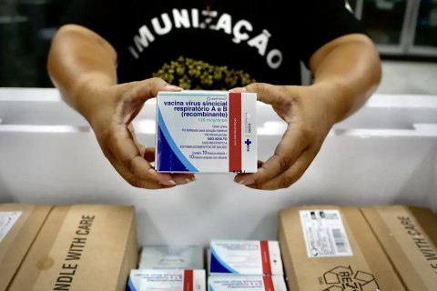Governo começa a distribuir vacina contra vírus sincicial respiratório