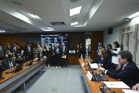 Comissão aprova MP da taxa das blusinhas: texto segue a plenários