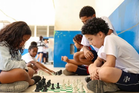 MEC fará pesquisa sobre impacto da restrição de celular nas escolas