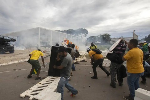 Moraes concede domiciliar a Fátima de Tubarão e mais 18 idosos do 8/01