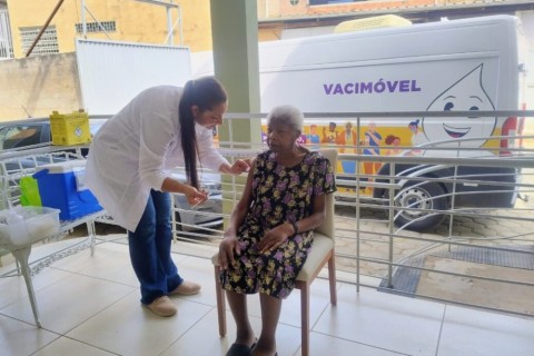 Idosas do Lar João de Freitas recebem as primeiras doses da vacina contra a gripe em Ubá